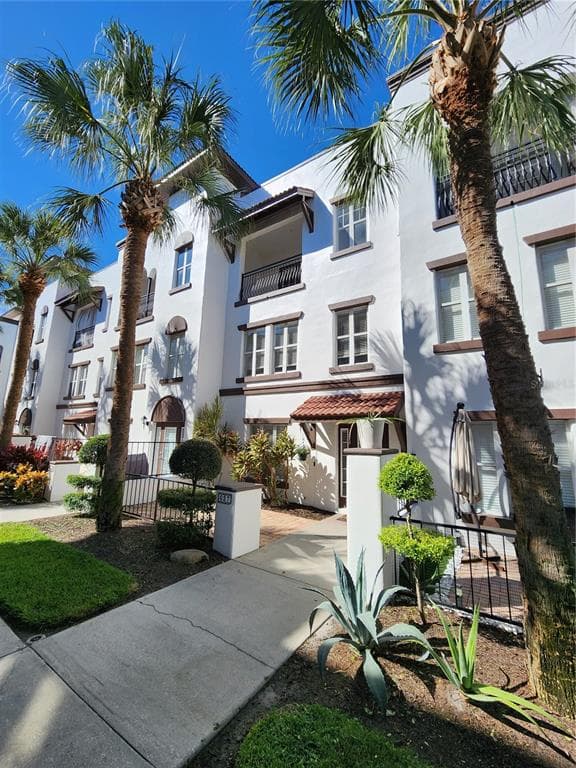 627 CASABELLA CIRCLE TAMPA, FL 33609