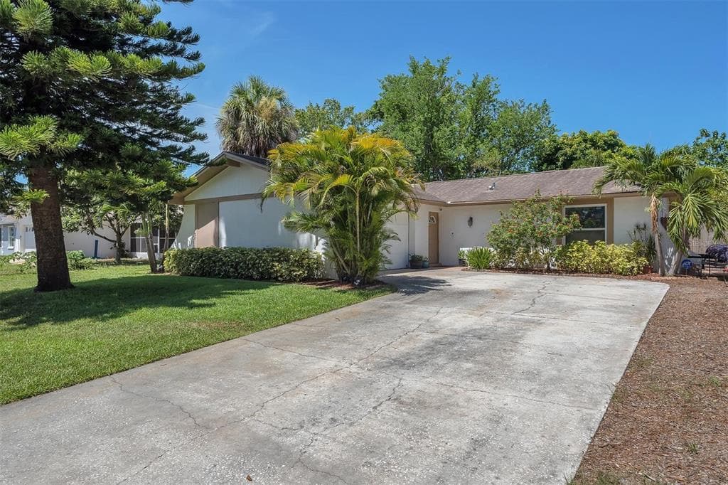 5904 DUNFRIES STREET N ST PETERSBURG, FL 33709