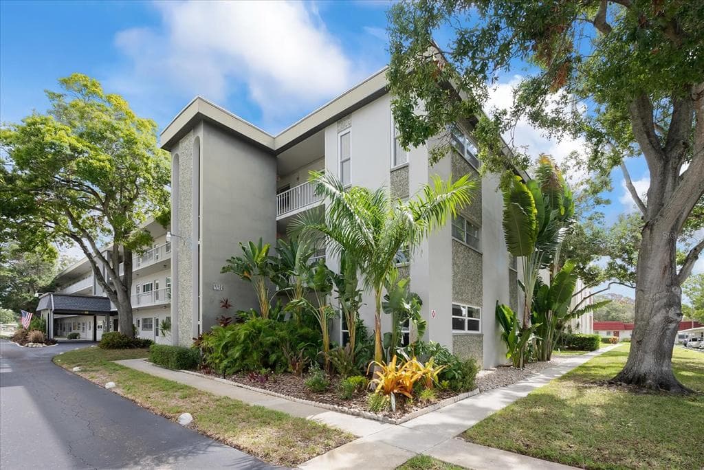 5890 38TH AVENUE N UNIT 111 ST PETERSBURG, FL 33710