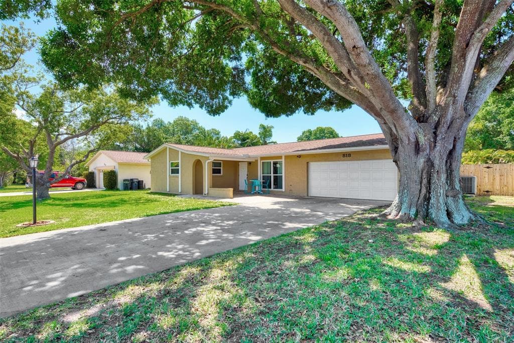 818 PLUM TREE LANE SARASOTA, FL 34243