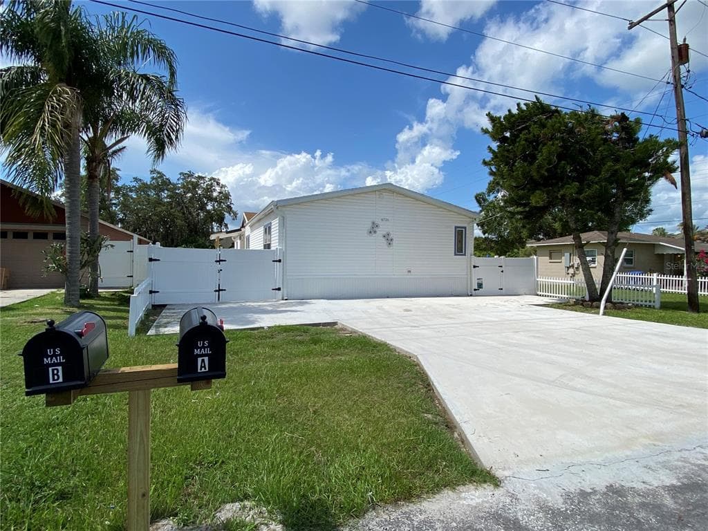 8726 MAYFLOWER ROAD TAMPA, FL 33615