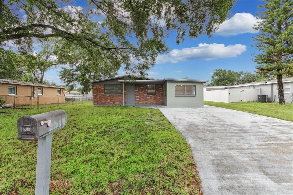 2915 W HENRY AVENUE TAMPA, FL 33614