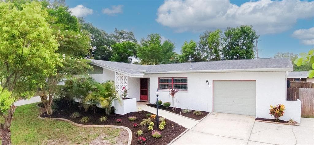933 KNOLLWOOD DRIVE DUNEDIN, FL 34698