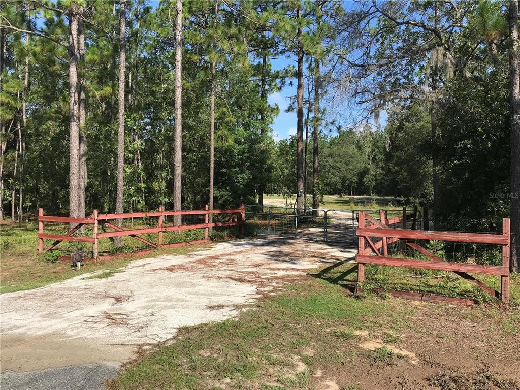 107 HOUR GLASS CIRCLE HAWTHORNE, FL 32640