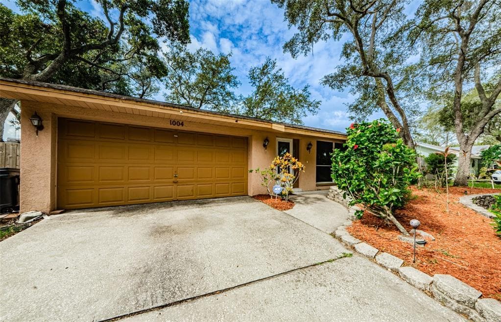 1004 ROSETREE LANE TARPON SPRINGS, FL 34689