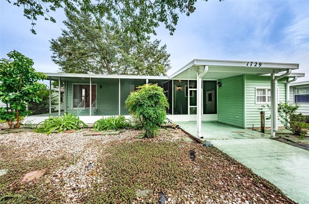 1729 HILTON HEAD BOULEVARD LADY LAKE, FL 32159