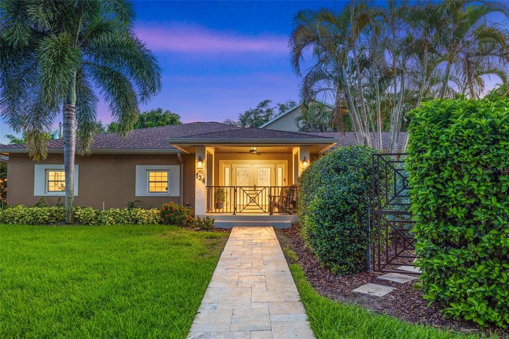 134 RIVIERA WAY NE ST PETERSBURG, FL 33704