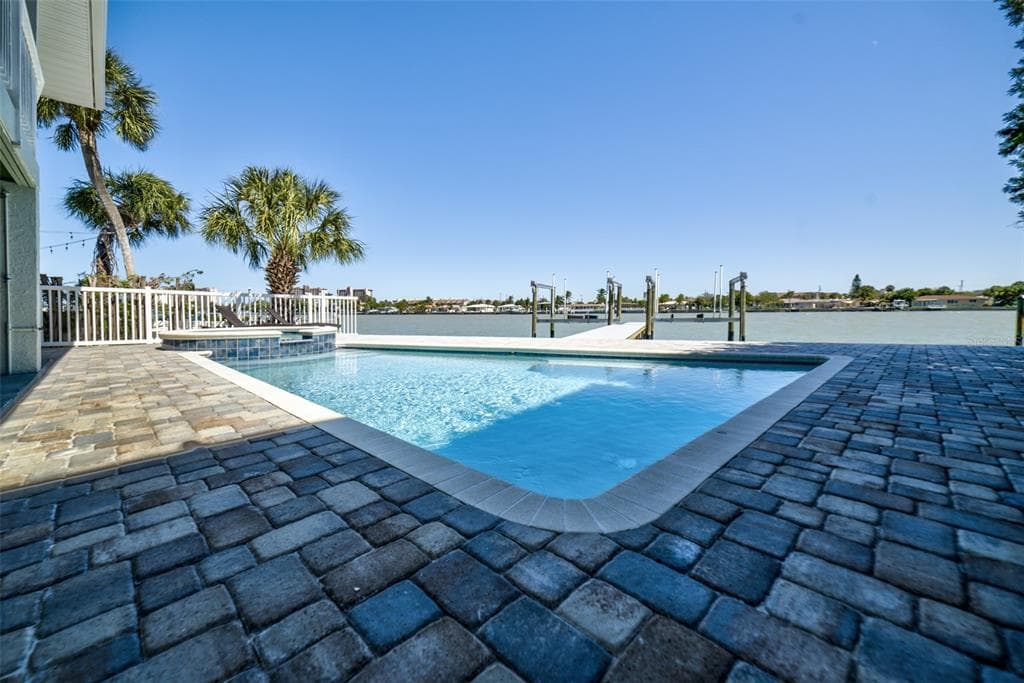 8601 E BAY DRIVE UNIT 3 TREASURE ISLAND, FL 33706