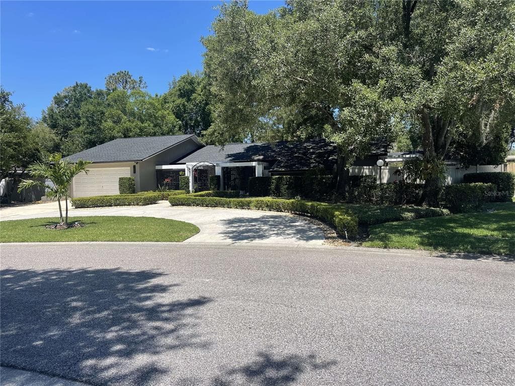 702 ROB ROY PLACE TAMPA, FL 33617