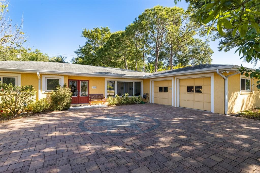 572 W DAVIS BOULEVARD TAMPA, FL 33606