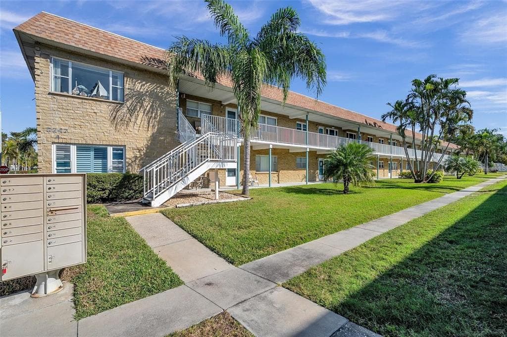 5247 81ST STREET N UNIT 18 ST PETERSBURG, FL 33709