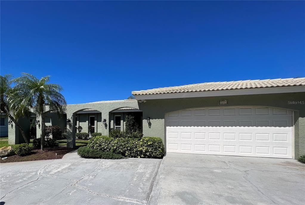 2083 HAWAII AVENUE NE ST PETERSBURG, FL 33703