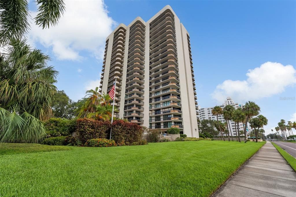 2413 BAYSHORE BOULEVARD UNIT 1205 TAMPA, FL 33629