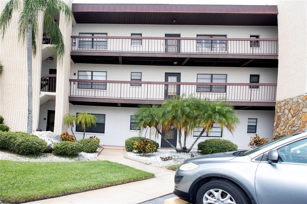 5627 FERGUSON COURT UNIT 1304 NEW PORT RICHEY, FL 34652
