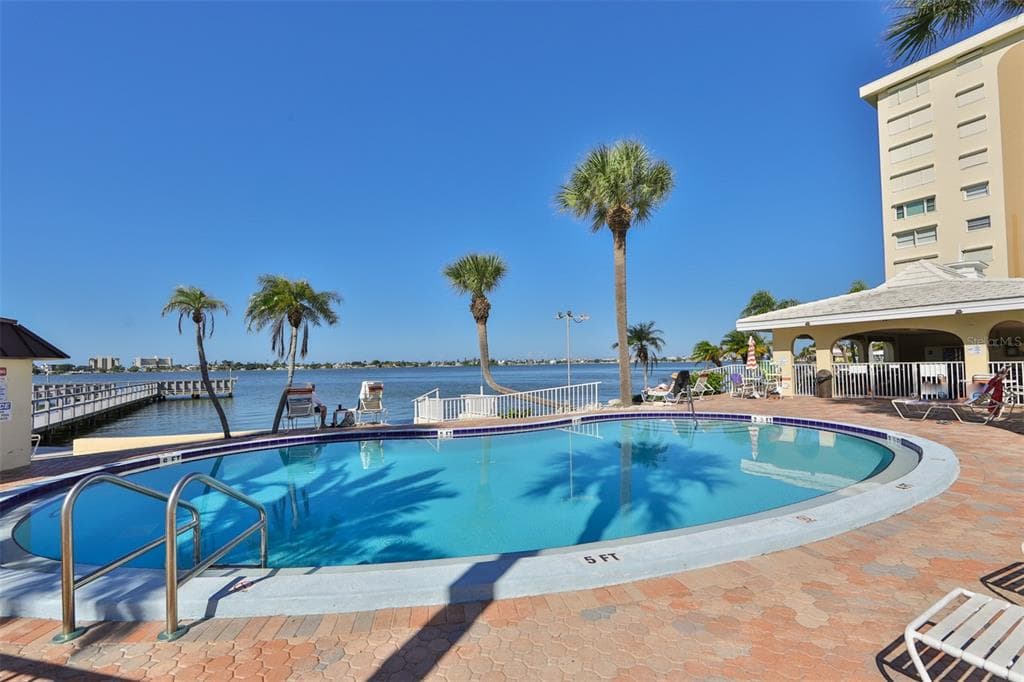4650 COVE CIRCLE UNIT 210 ST PETERSBURG, FL 33708