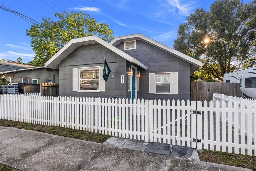 418 24TH ST N ST PETERSBURG, FL 33713
