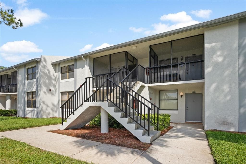 2049 SKIMMER COURT W UNIT 323 CLEARWATER, FL 33762