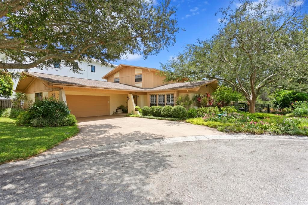 2104 S CURT CIRCLE TAMPA, FL 33629
