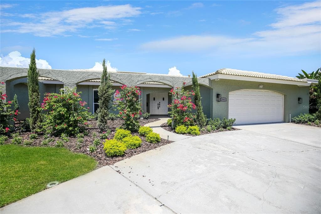 2083 HAWAII AVENUE NE ST PETERSBURG, FL 33703