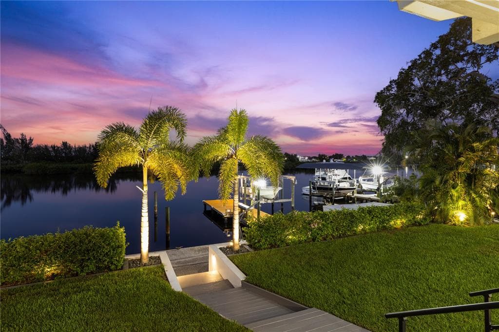 764 CHESAPEAKE DRIVE TARPON SPRINGS, FL 34689