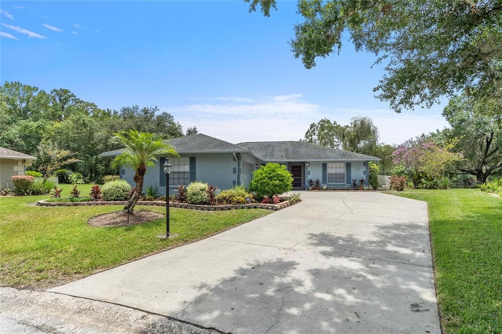 1811 THISTLE COURT WESLEY CHAPEL, FL 33543