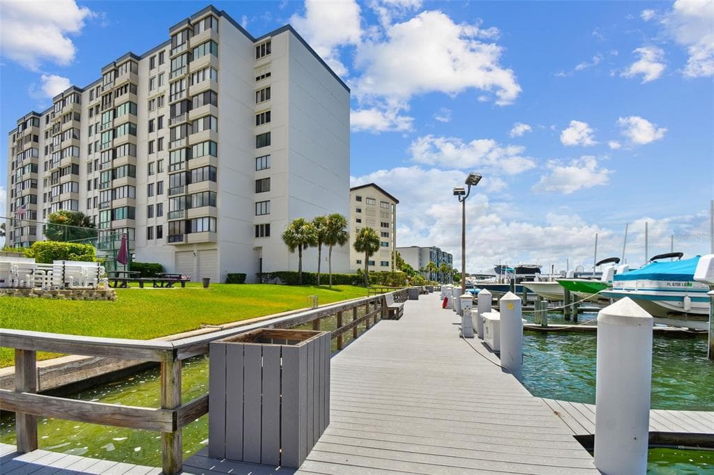 660 ISLAND WAY UNIT 606 CLEARWATER BEACH, FL 33767