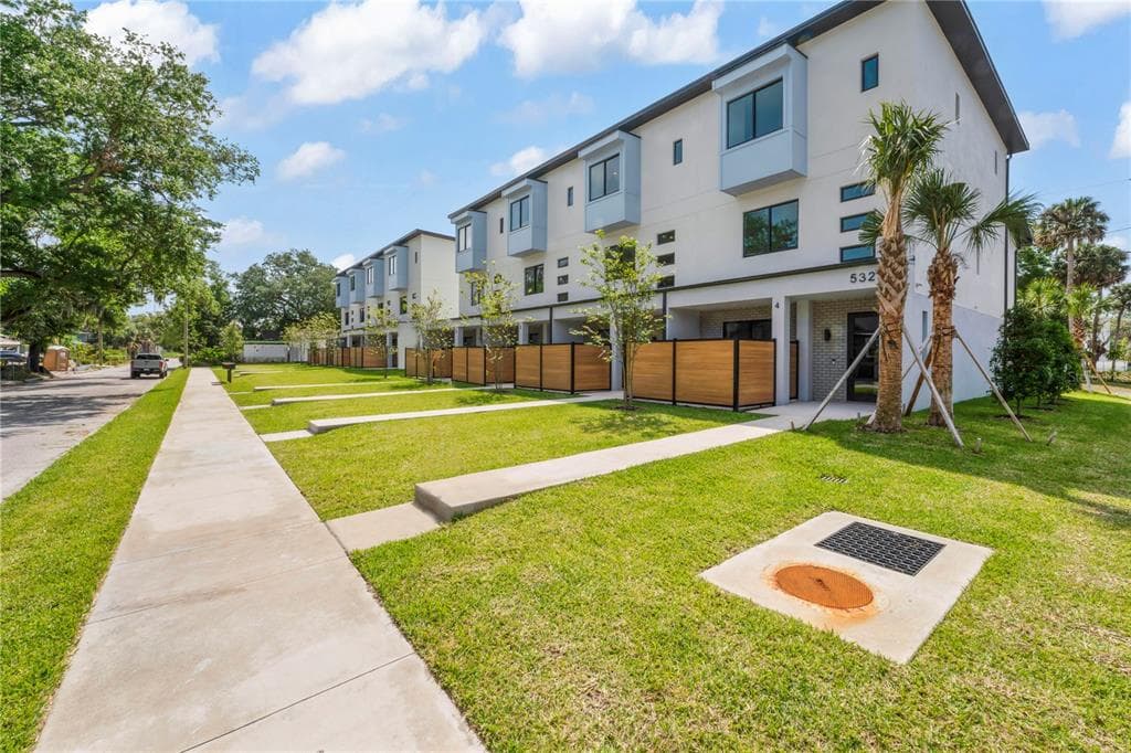 532 W PLAZA PLACE UNIT 4