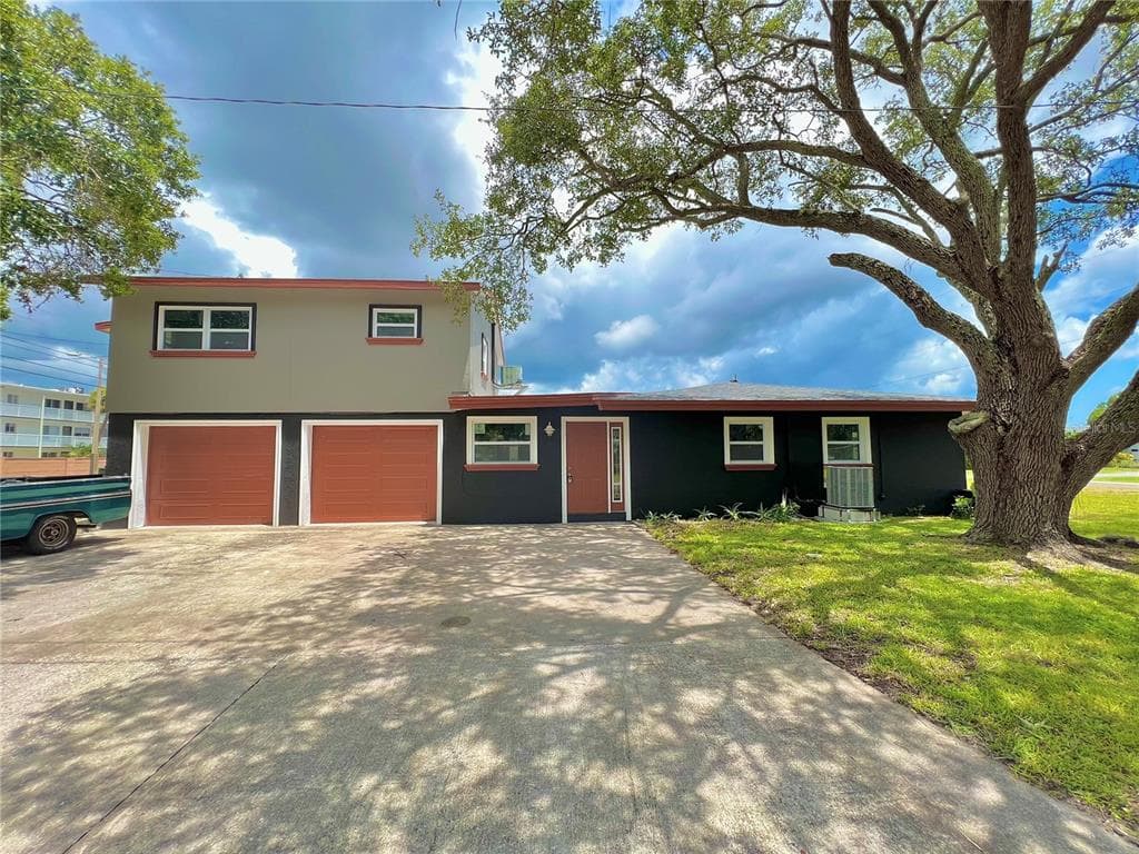 647 75TH AVENUE N UNIT 1/2 ST PETERSBURG, FL 33702