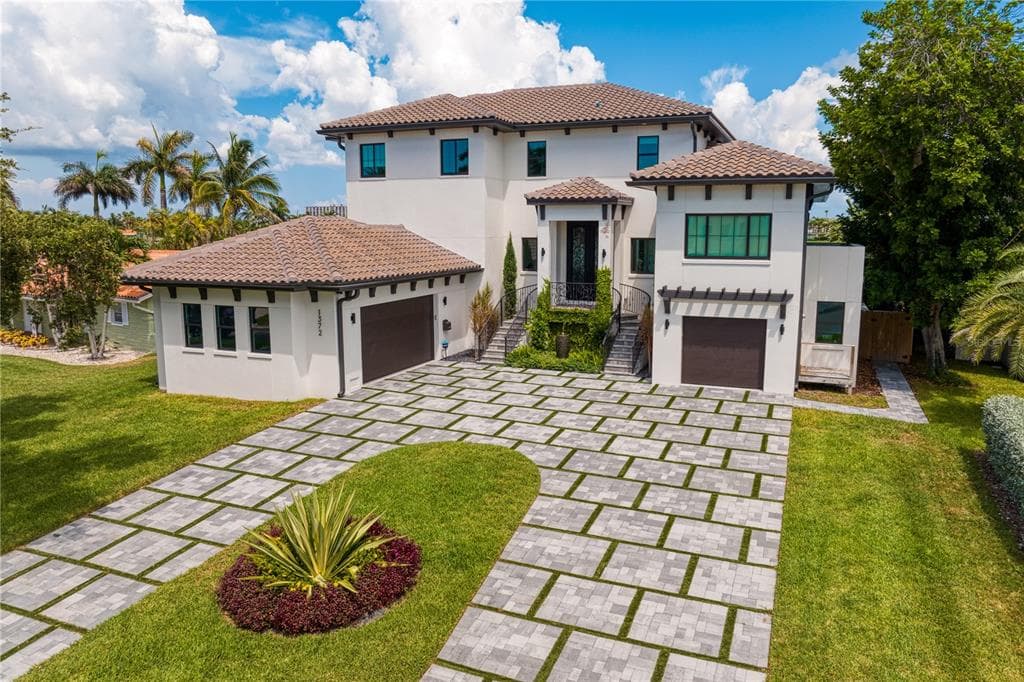 1372 80TH STREET S ST PETERSBURG, FL 33707