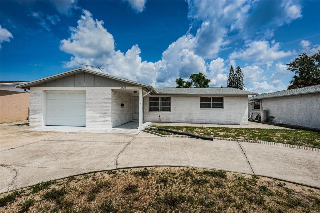 3423 EISENHOWER DR HOLIDAY, FL 34691