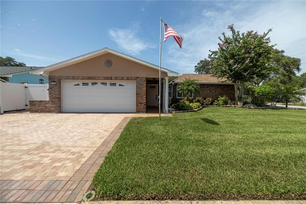 10909 127 AVENUE LARGO, FL 33778