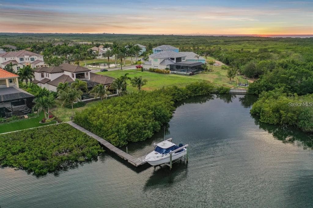 844 MANNS HARBOR DRIVE APOLLO BEACH, FL 33572
