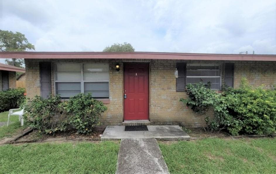9406 EASTFIELD ROAD UNIT B THONOTOSASSA, FL 33592