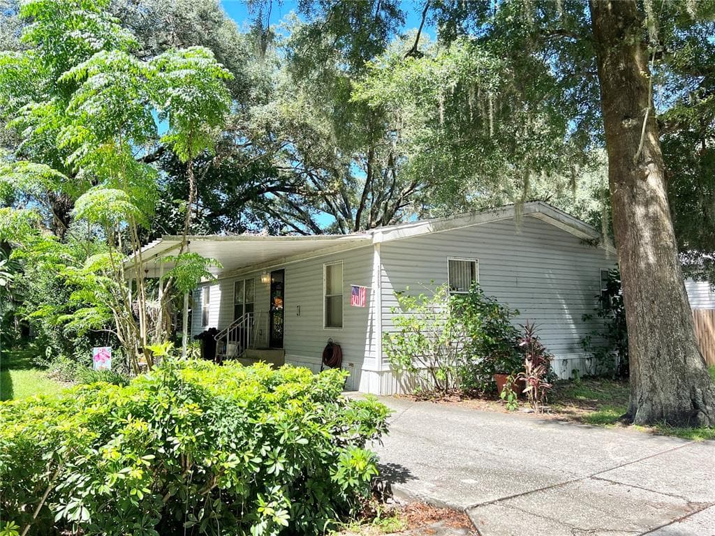 10609 BAY HILLS CIRCLE THONOTOSASSA, FL 33592