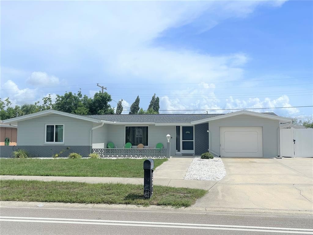 528 SHAMROCK BOULEVARD