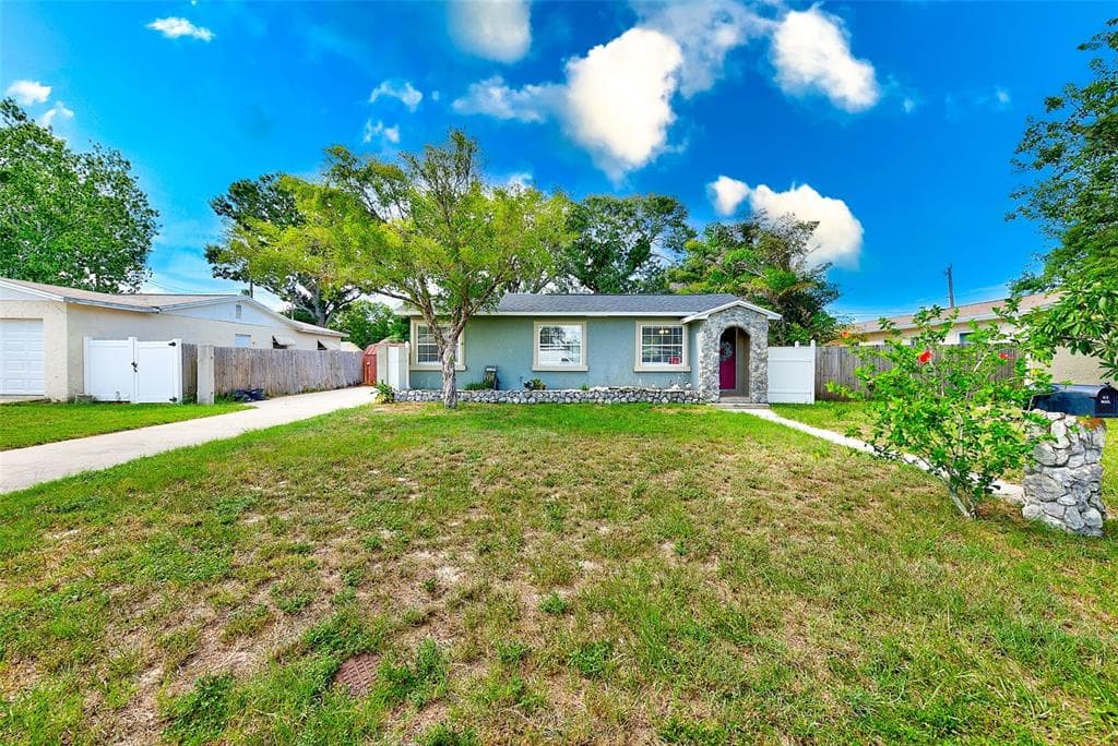 562 FREEPORT AVENUE N ST PETERSBURG, FL 33702