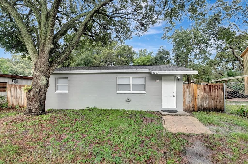8009 EL PORTAL DRIVE TAMPA, FL 33604