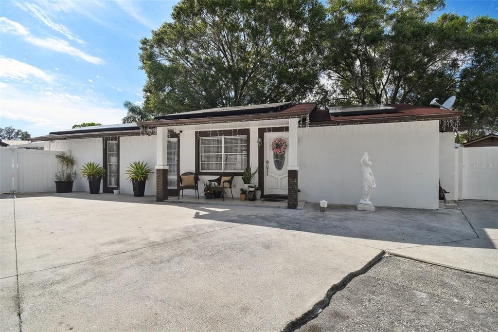 8212 OLIVEWOOD PLACE TAMPA, FL 33615