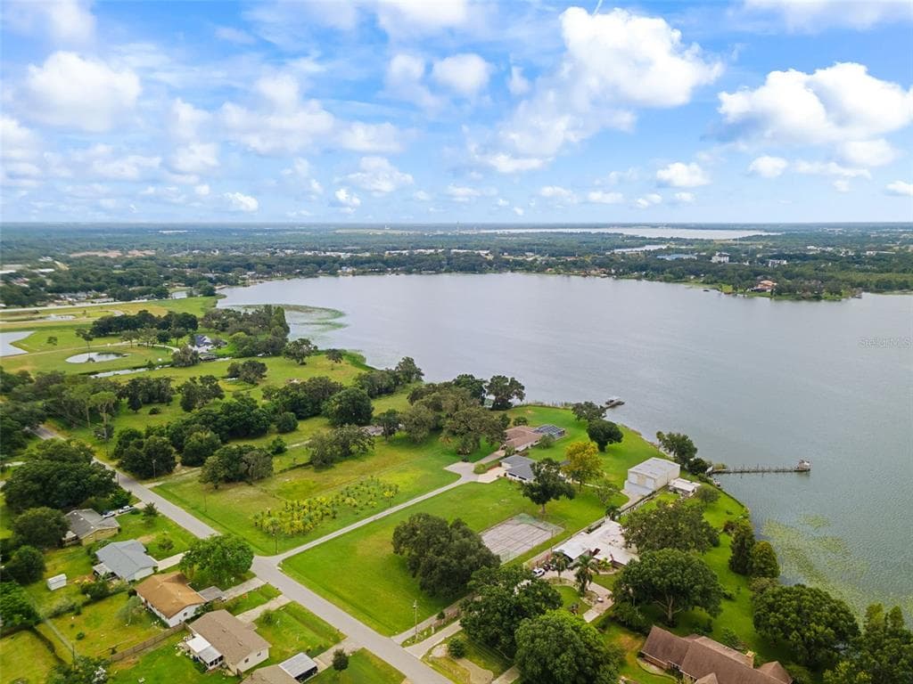 206 LAKE GIBSON LANE LAKELAND, FL 33809