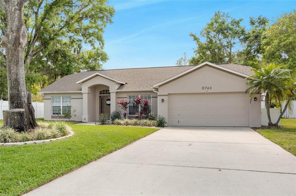 5743 MANCHESTER DR E LAKELAND, FL 33810