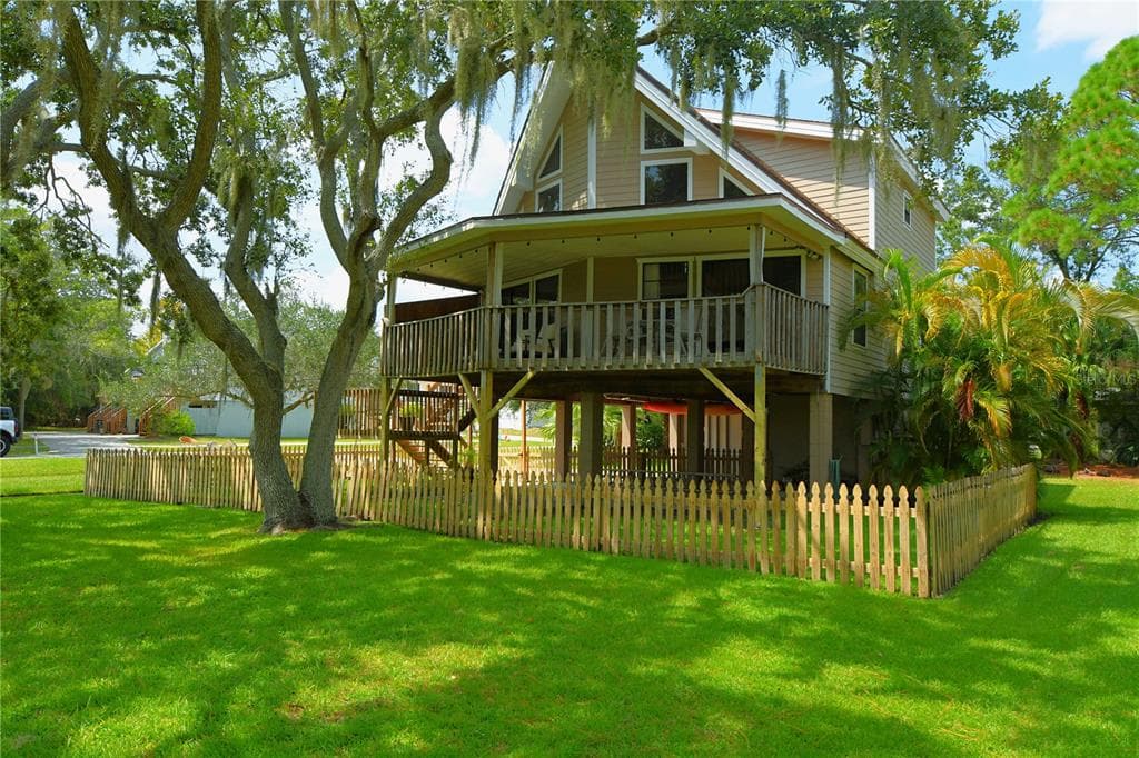 908 SHORE DRIVE W OLDSMAR, FL 34677