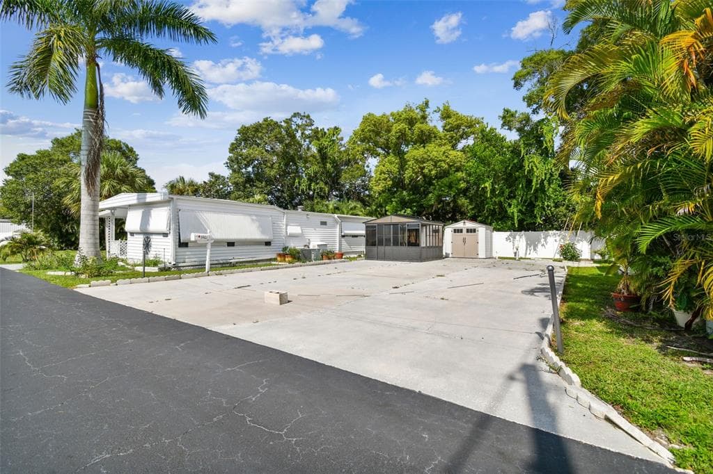 5901 29TH WAY N UNIT 8 ST PETERSBURG, FL 33714