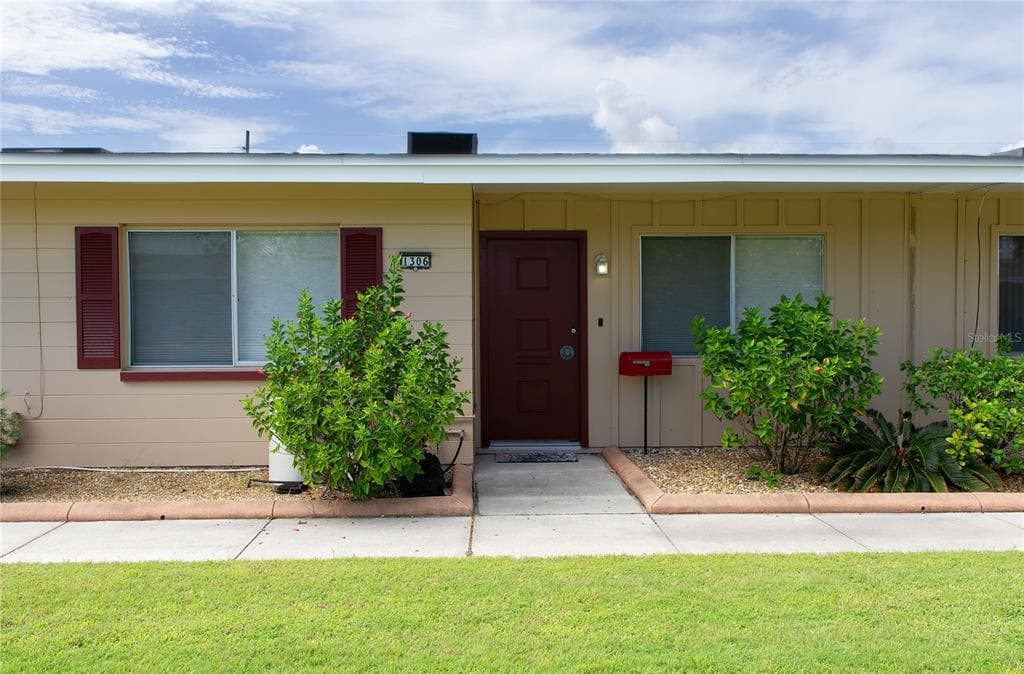 1306 WARWICK COURT SUN CITY CENTER, FL 33573