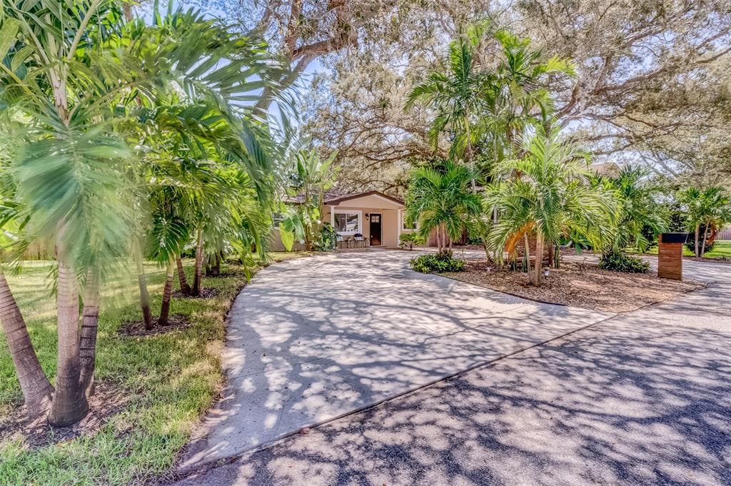 12172 JULIAN AVENUE SEMINOLE, FL 33778