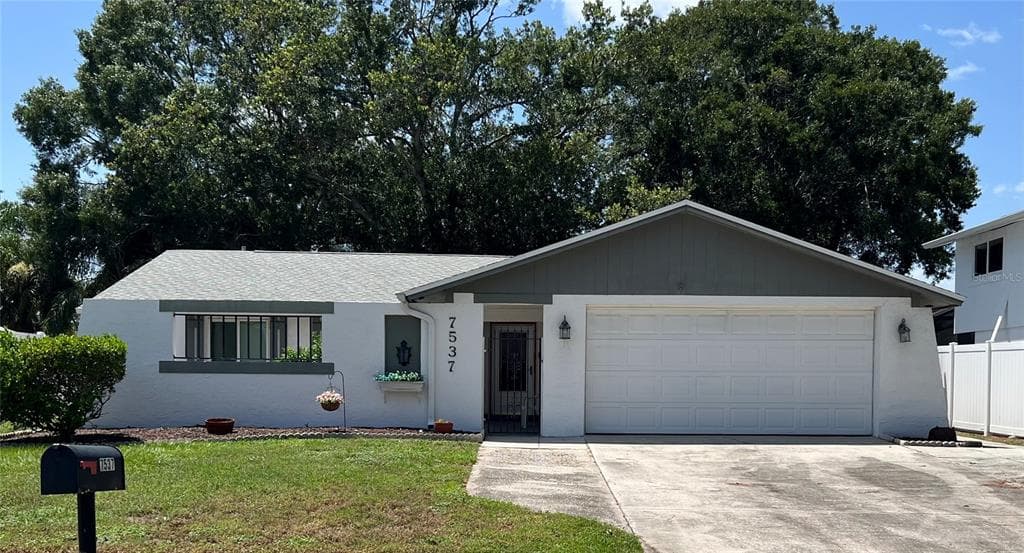 7537 ARMAND CIRCLE TAMPA, FL 33634