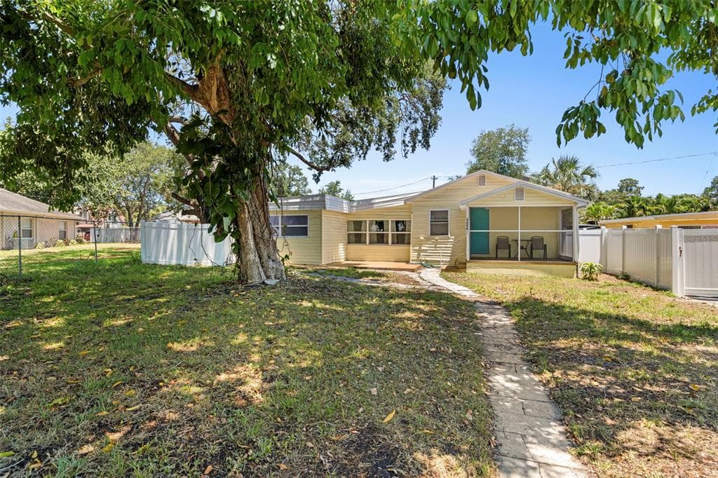 1055 19TH AVENUE S ST PETERSBURG, FL 33705