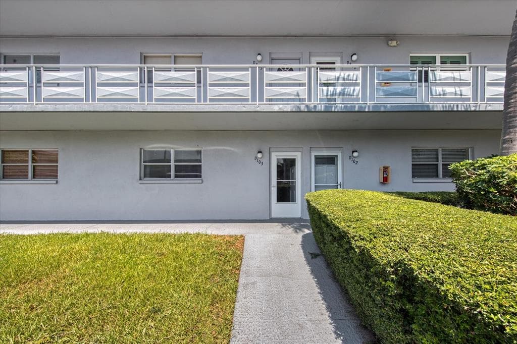 5660 80TH STREET N UNIT D103 ST PETERSBURG, FL 33709