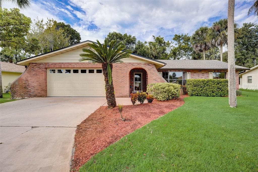 208 WELLINGTON DRIVE DAYTONA BEACH, FL 32119