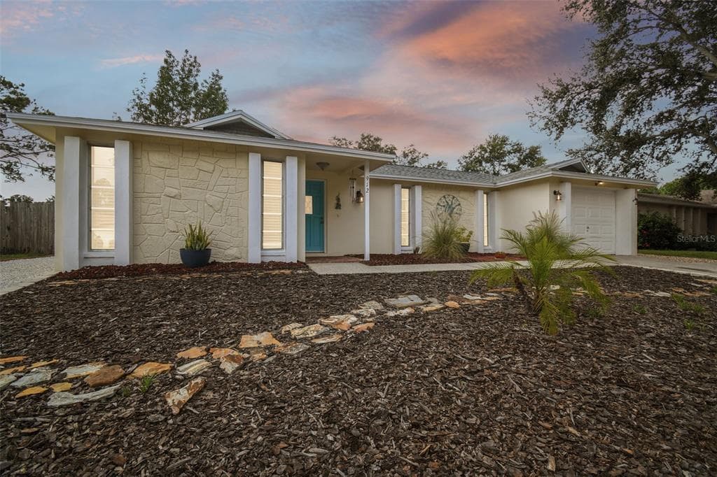 912 TODDSMILL TRACE TARPON SPRINGS, FL 34689