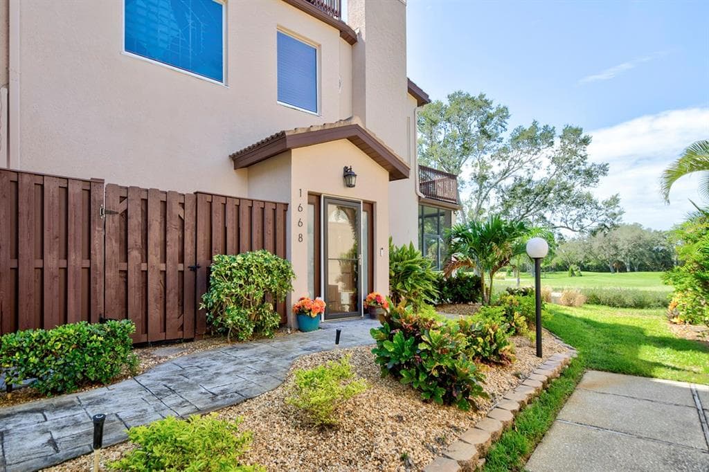 1668 PELICAN CREEK CROSSING UNIT 1668 ST PETERSBURG, FL 33707